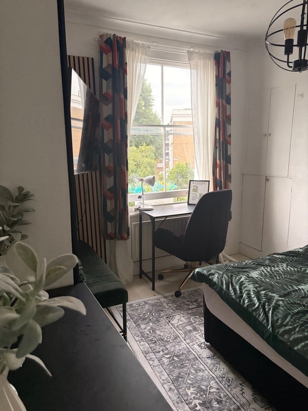 Room Elmore Street in Greater London