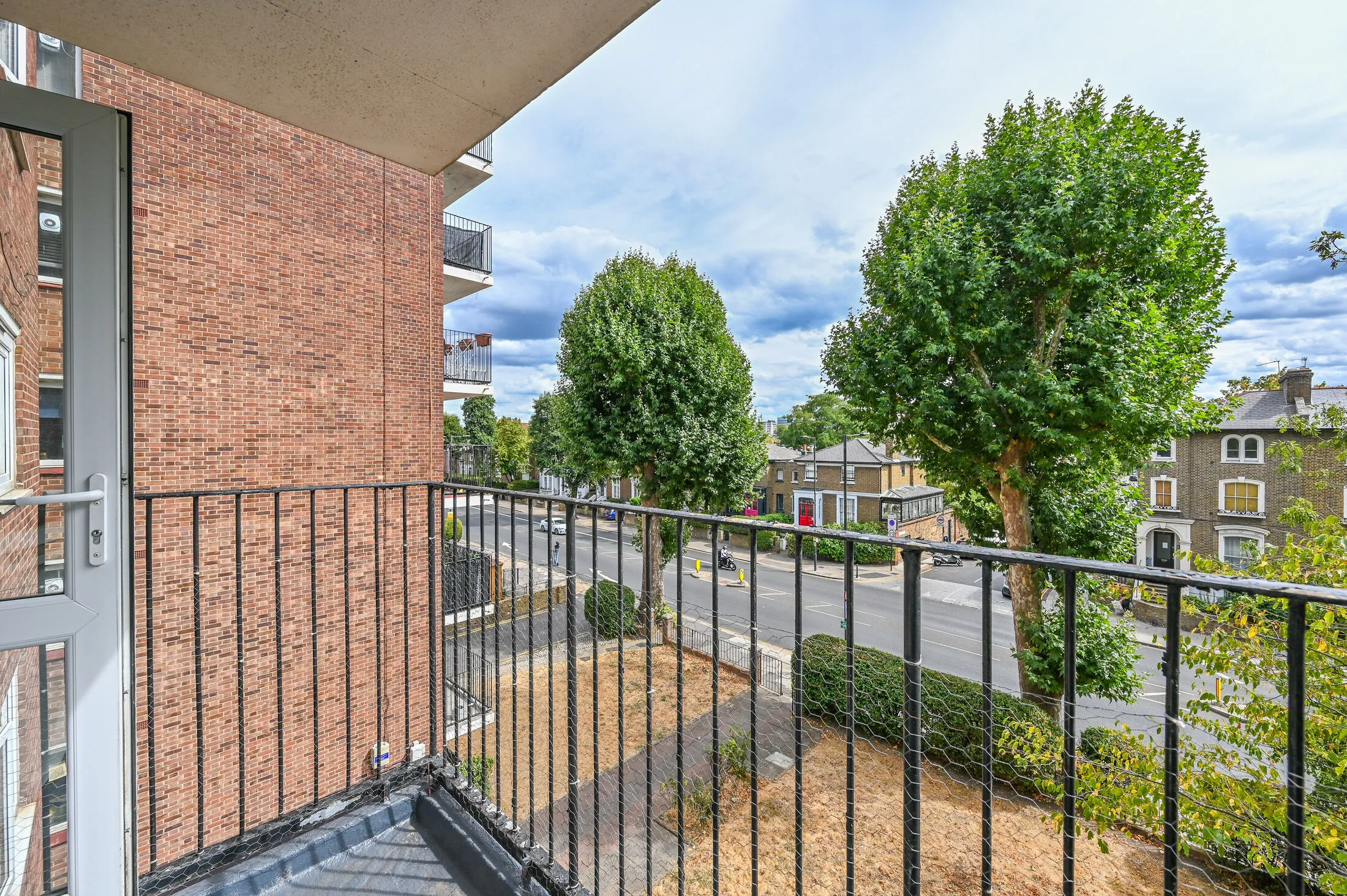 Flat Goldhawk Road in Greater London