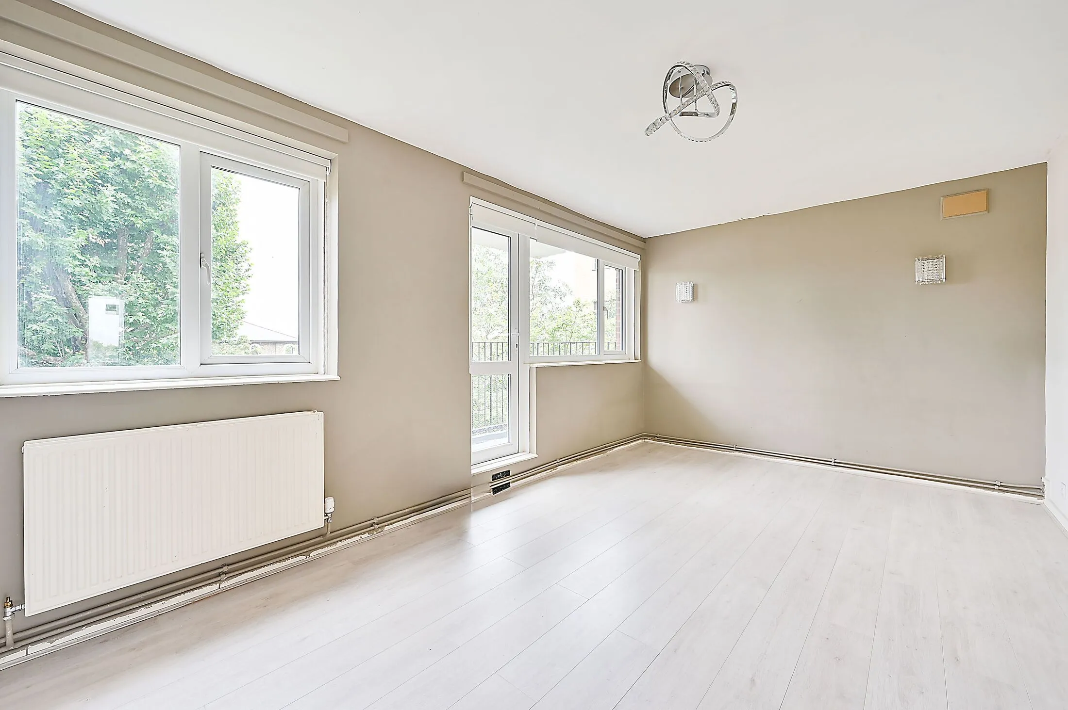 Flat Goldhawk Road in Greater London