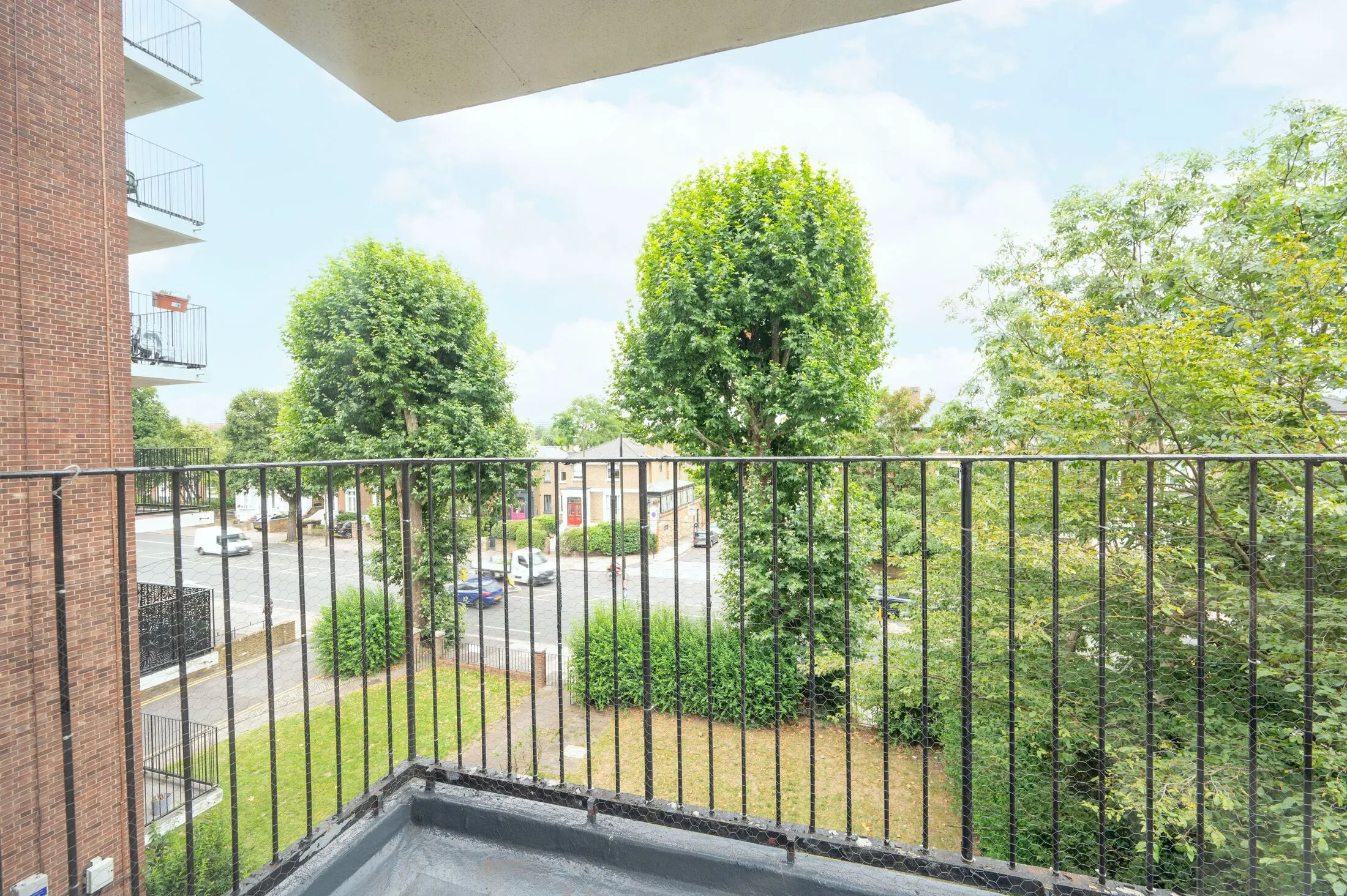 Flat Goldhawk Road in Greater London