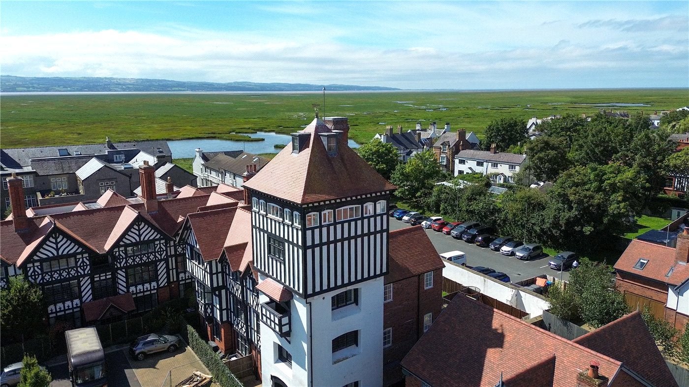 Flat Grenfell Park in Neston