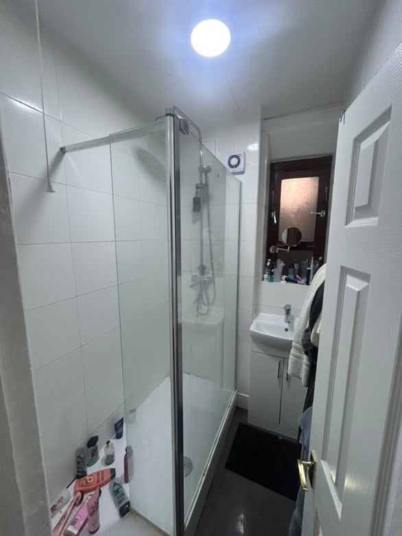 Room Dorset Road in Greater London