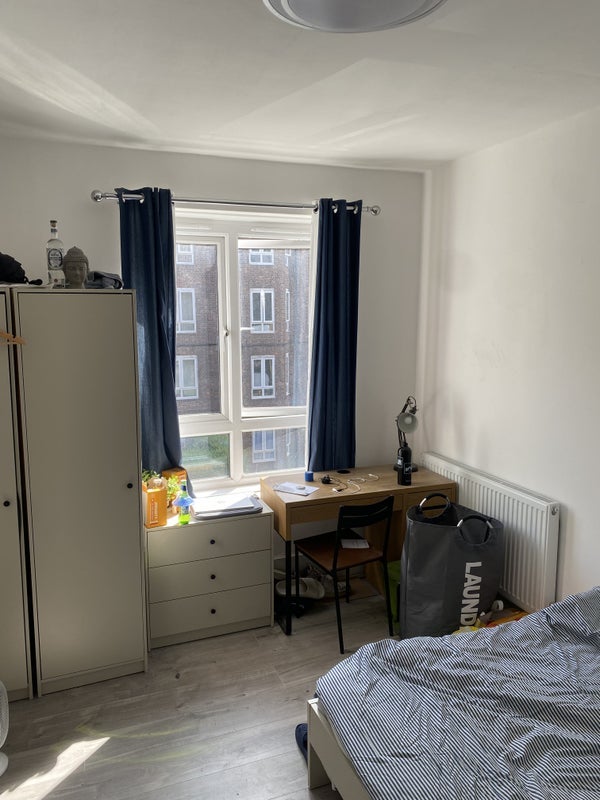 Room Dorset Road in Greater London