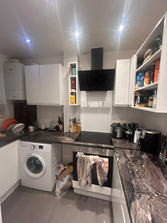 Room Dorset Road in Greater London