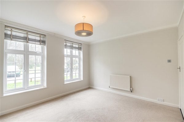 Flat Rythe Court in Elmbridge