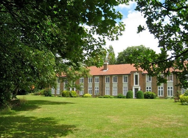 Flat Rythe Court in Elmbridge