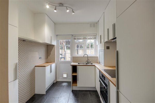 Flat Rythe Court in Elmbridge