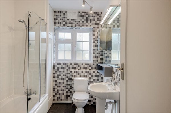 Flat Rythe Court in Elmbridge
