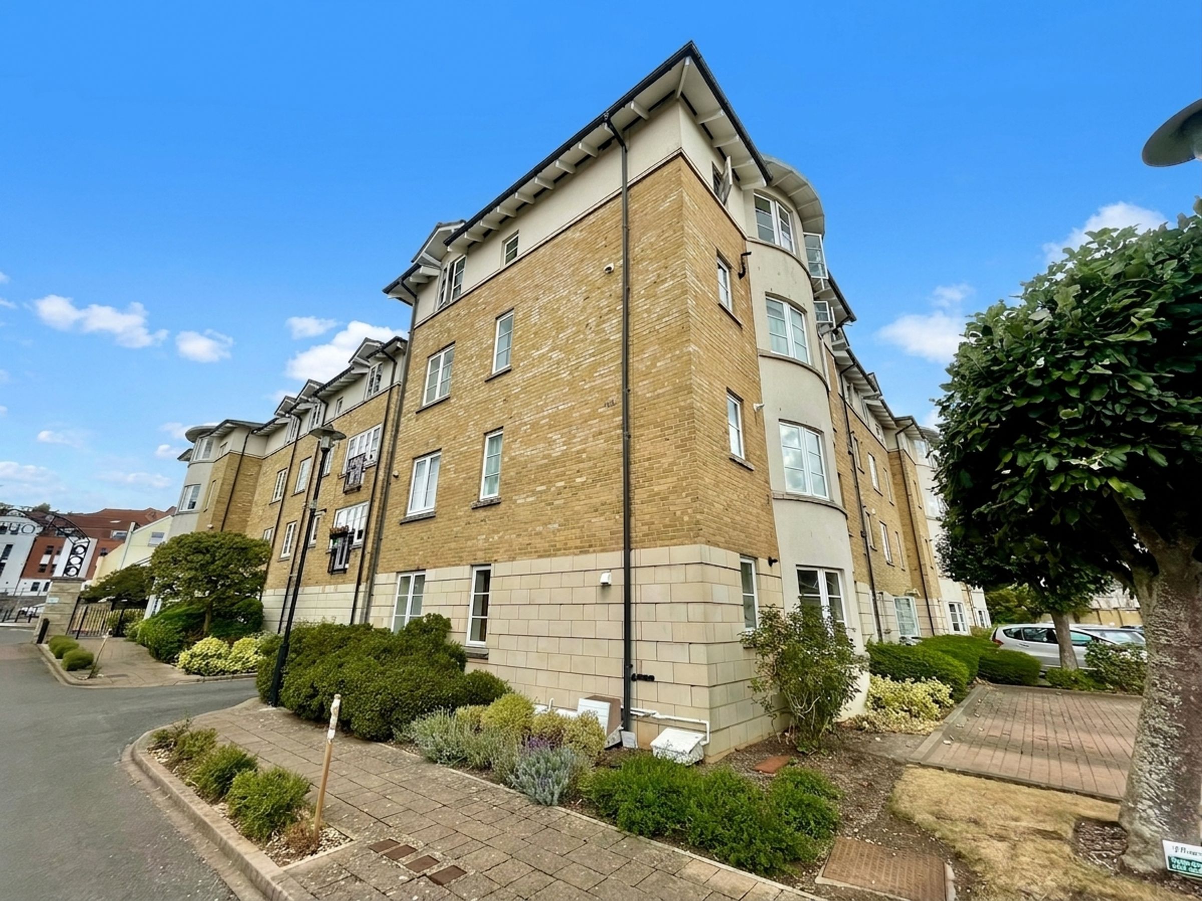 Flat Pooles Wharf Court in Bristol