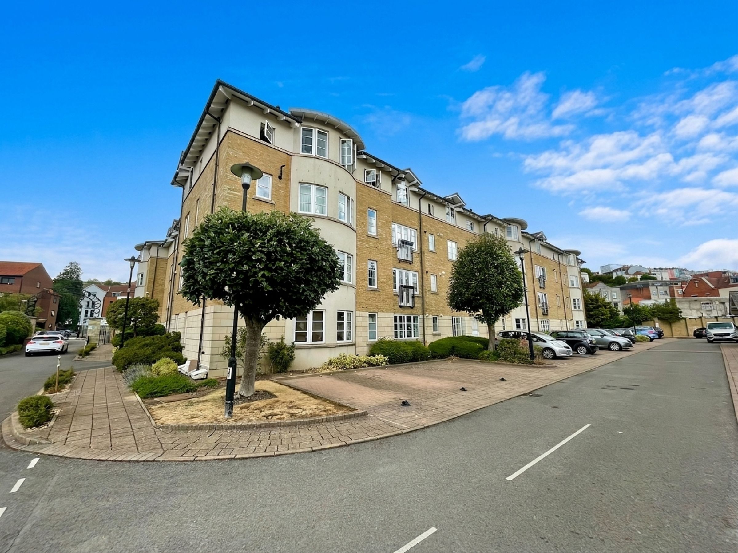 Flat Pooles Wharf Court in Bristol