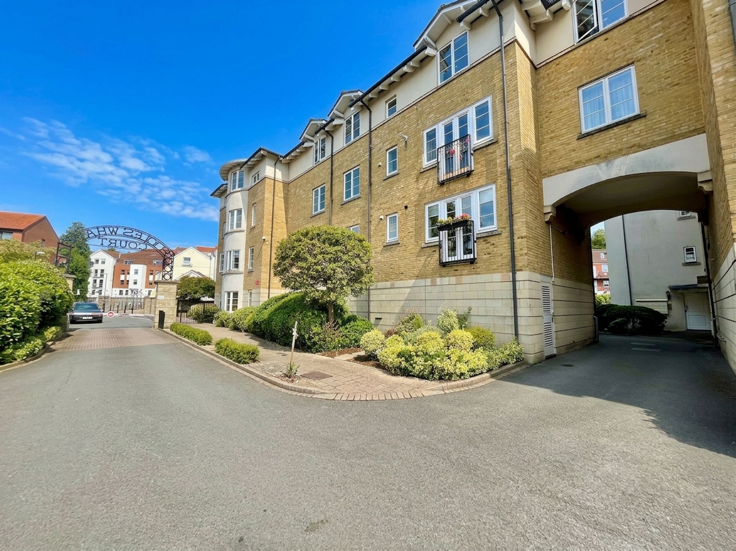 Flat Pooles Wharf Court in Bristol