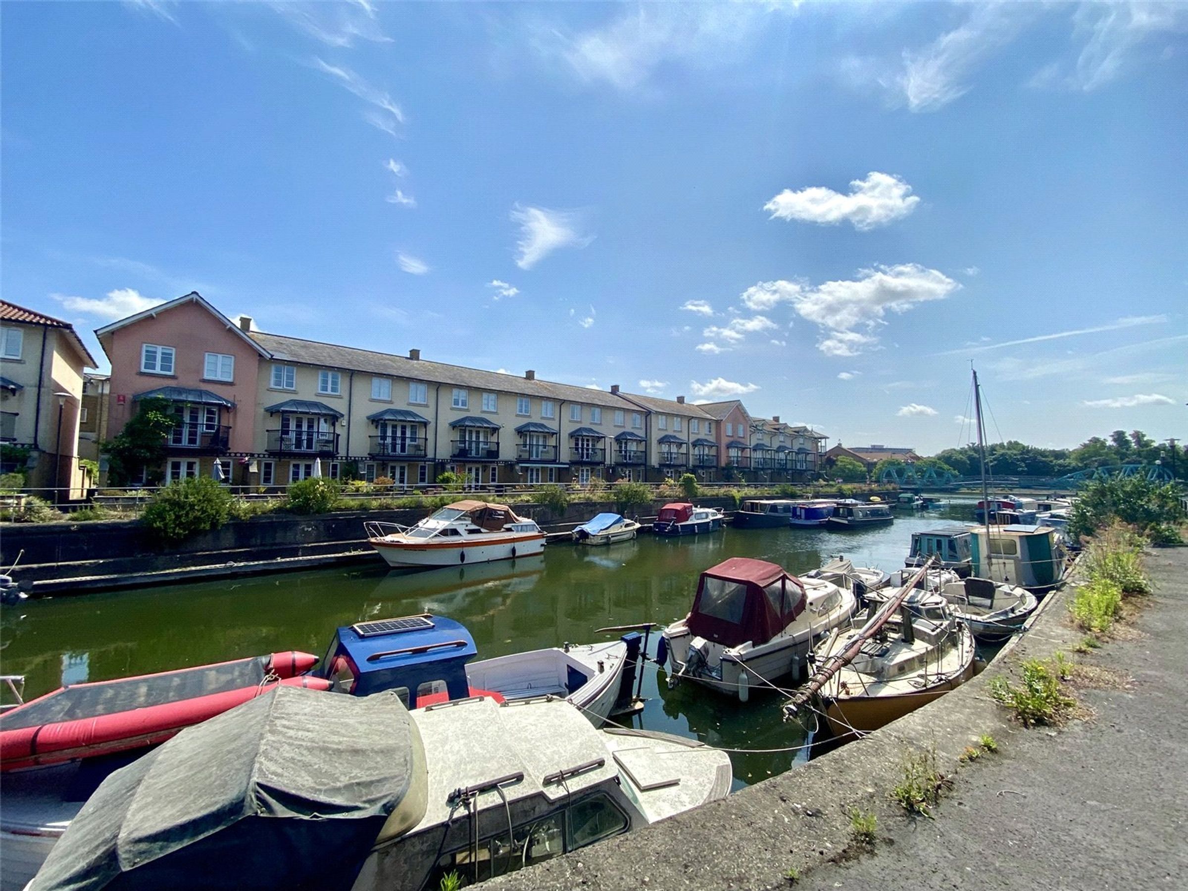 Flat Pooles Wharf Court in Bristol
