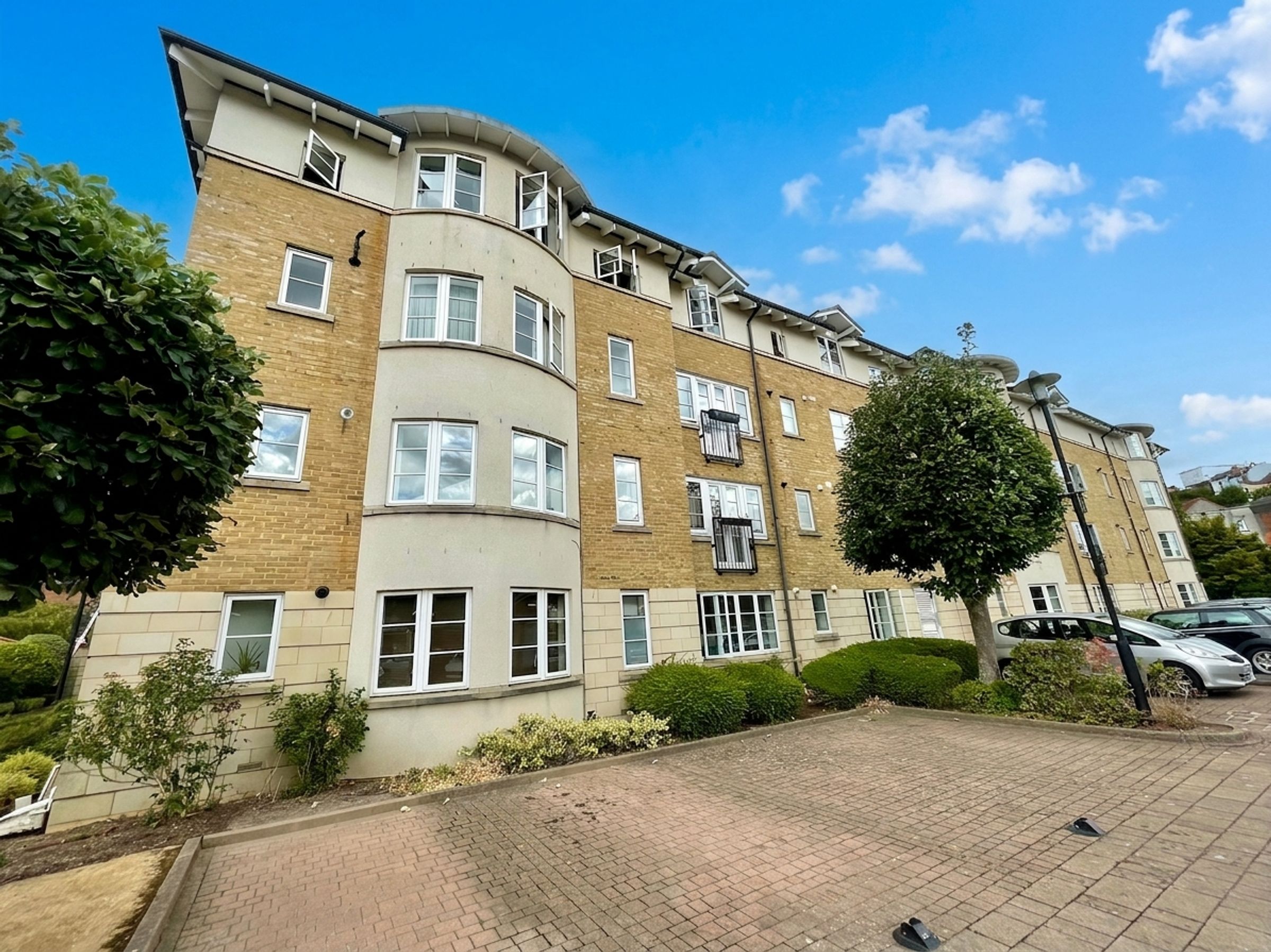 Flat Pooles Wharf Court in Bristol
