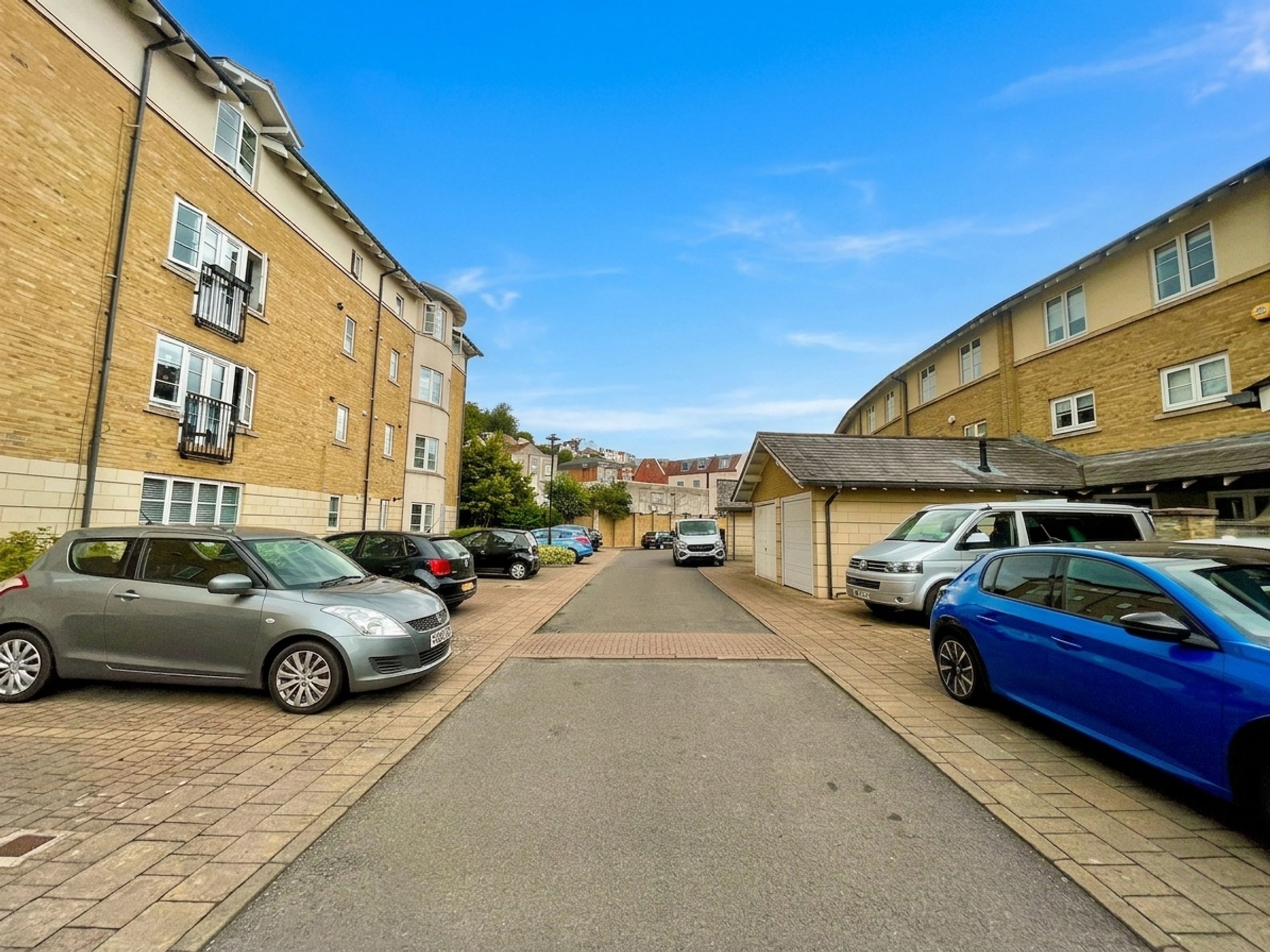 Flat Pooles Wharf Court in Bristol