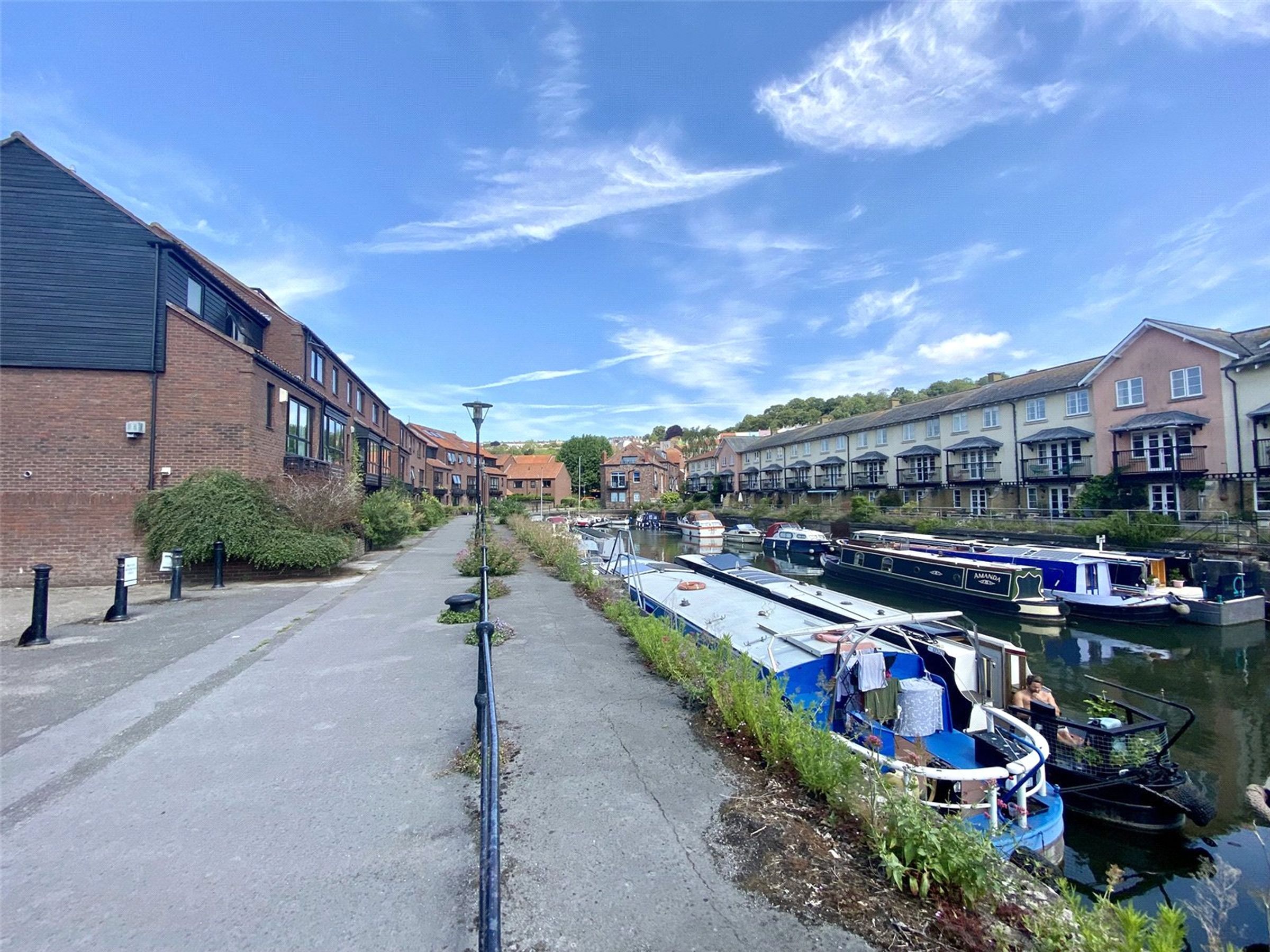 Flat Pooles Wharf Court in Bristol