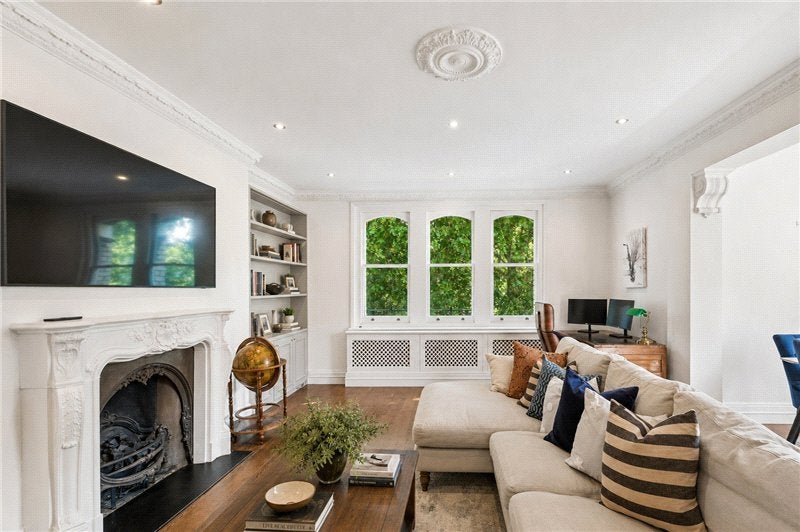 Flat Elm Park Gardens in Greater London