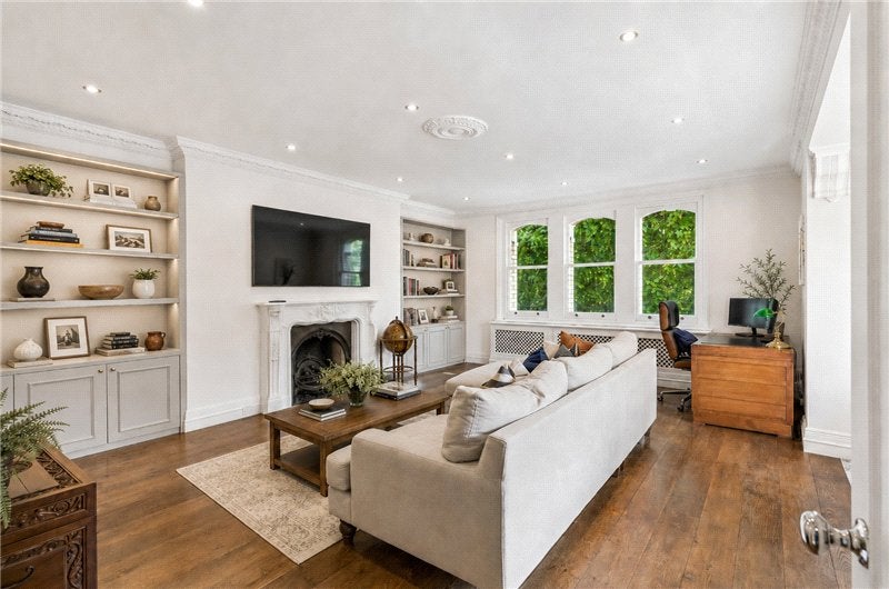 Flat Elm Park Gardens in Greater London