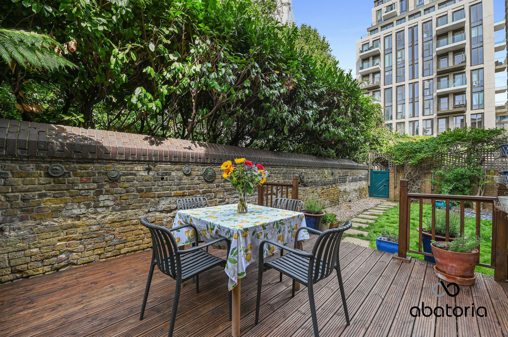 Flat Bridgeport Place in Greater London