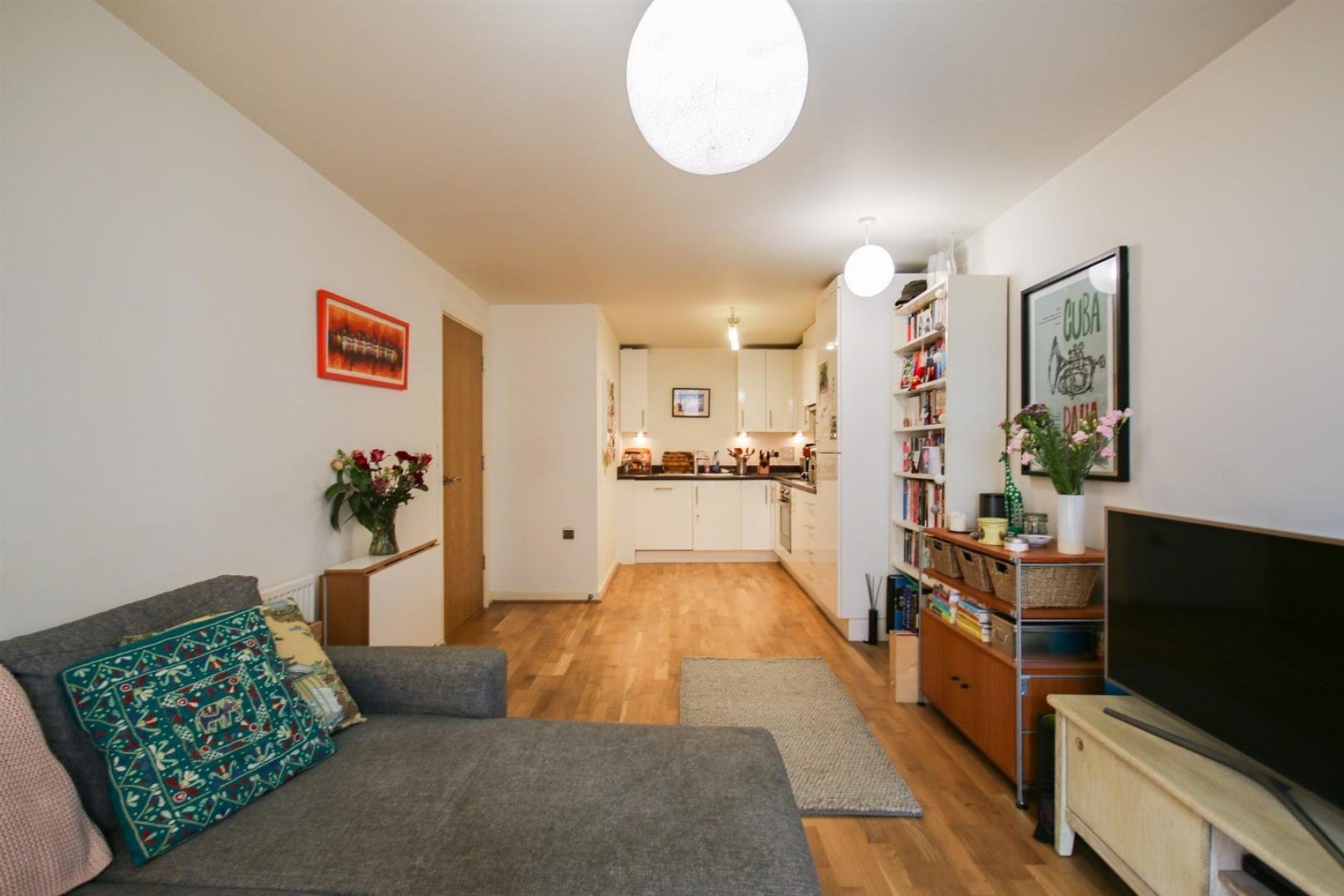 Flat Fairbridge Road in Greater London