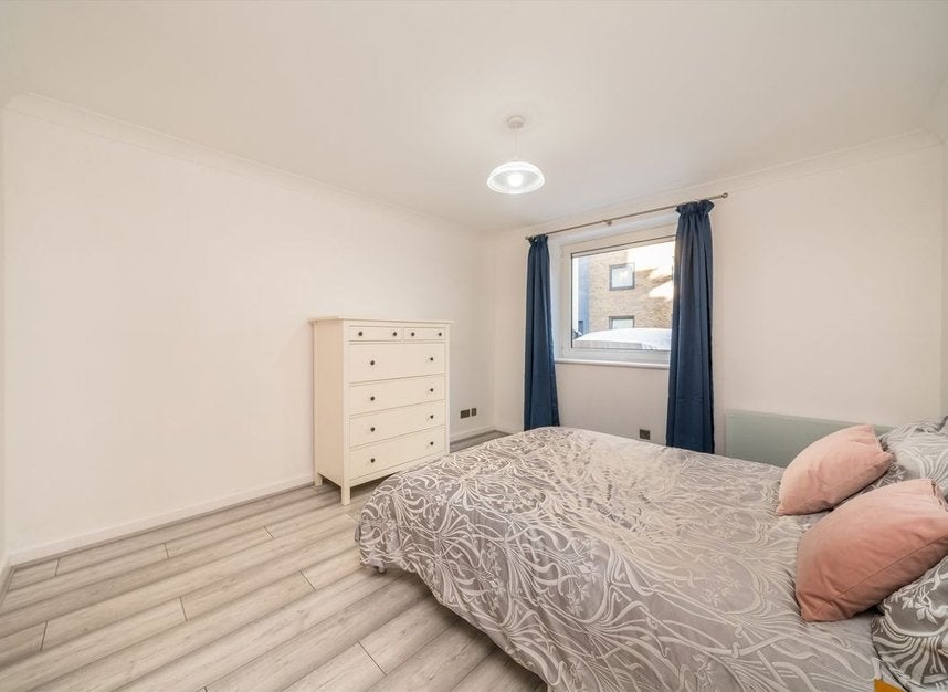 Flat Boardwalk Place in Greater London