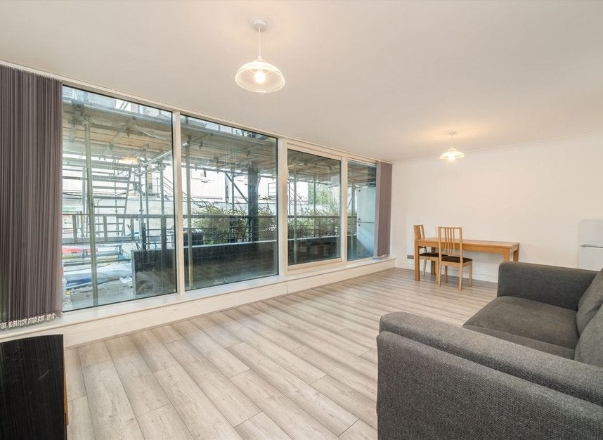 Flat Boardwalk Place in Greater London