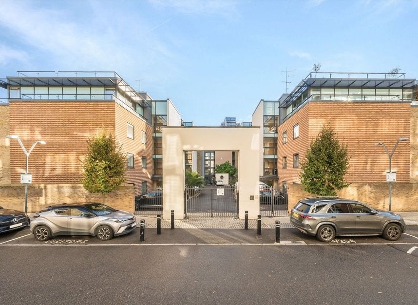Flat Boardwalk Place in Greater London