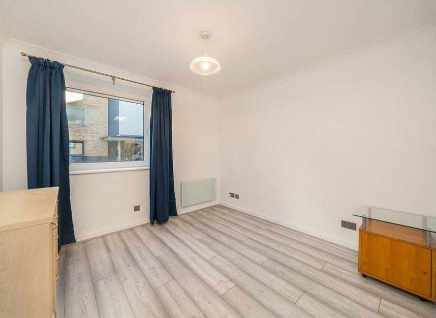 Flat Boardwalk Place in Greater London