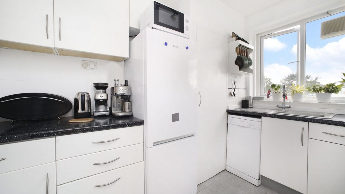 Flat Innes Gardens in Greater London