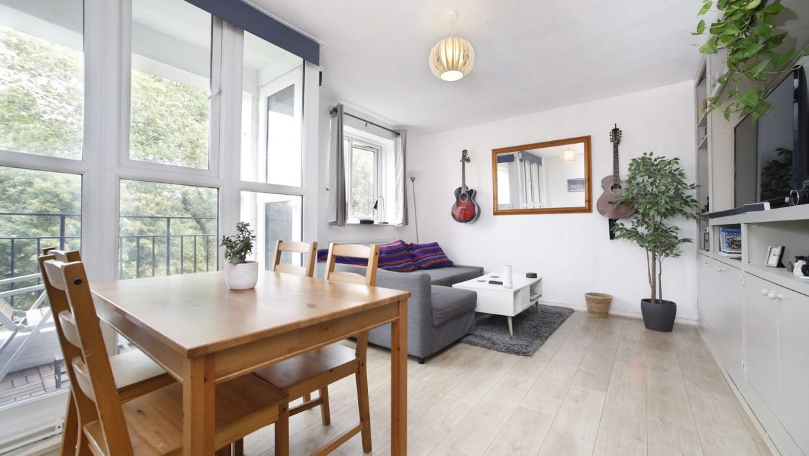 Flat Innes Gardens in Greater London