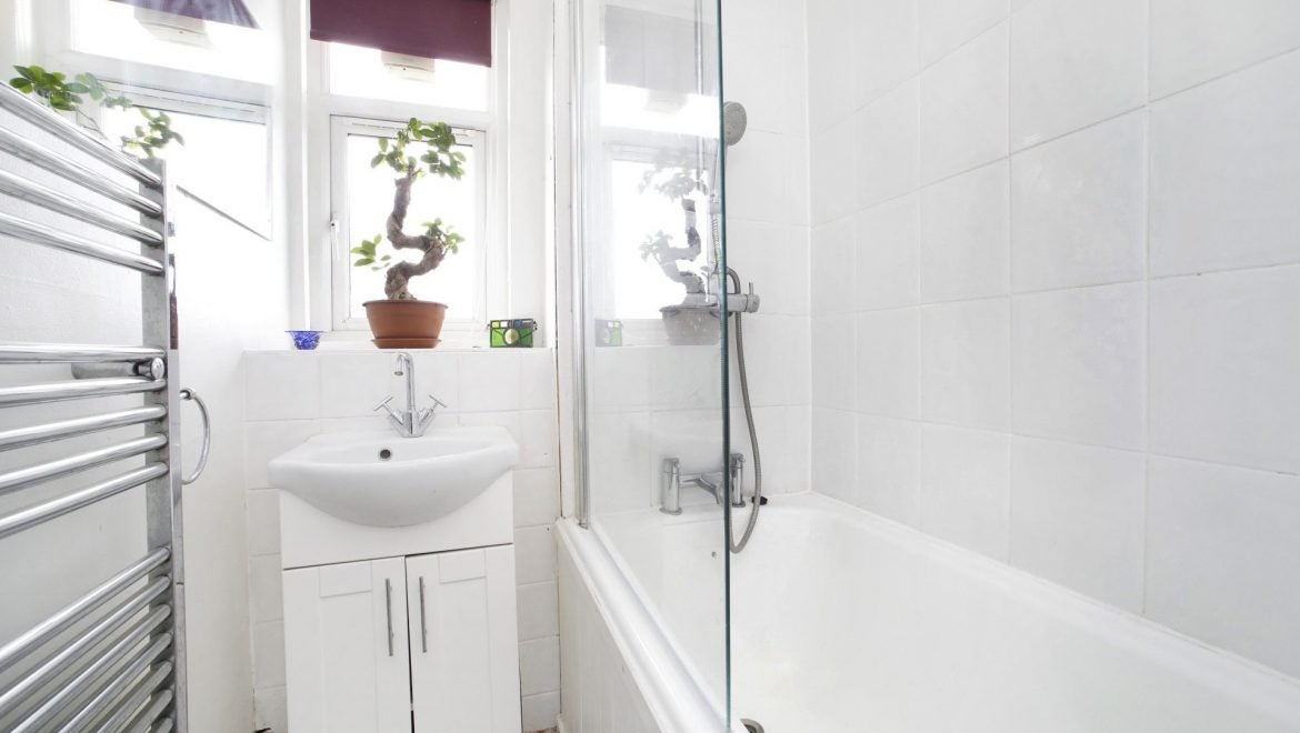 Flat Innes Gardens in Greater London