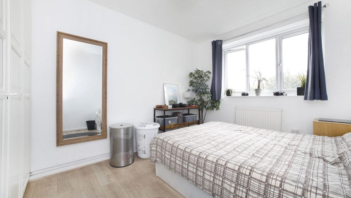 Flat Innes Gardens in Greater London