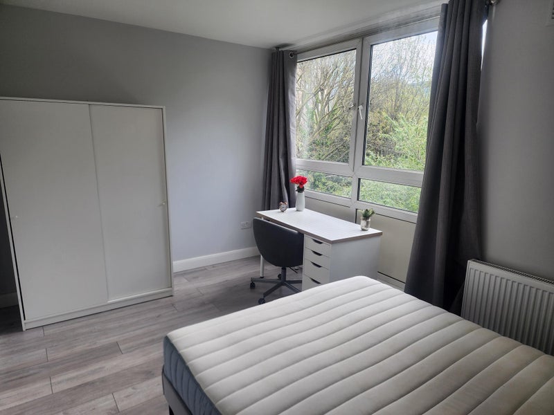 Room Clarence Gardens in Greater London