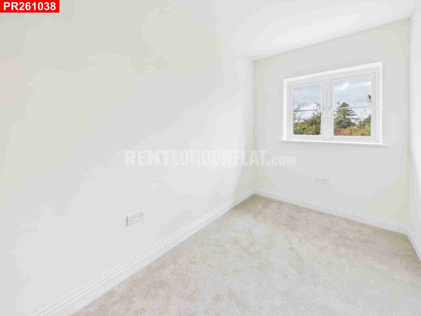 Flat Alpine Close in Maidenhead