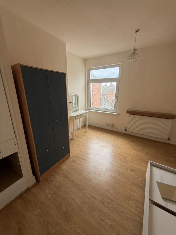 Room Henton Road in Leicester