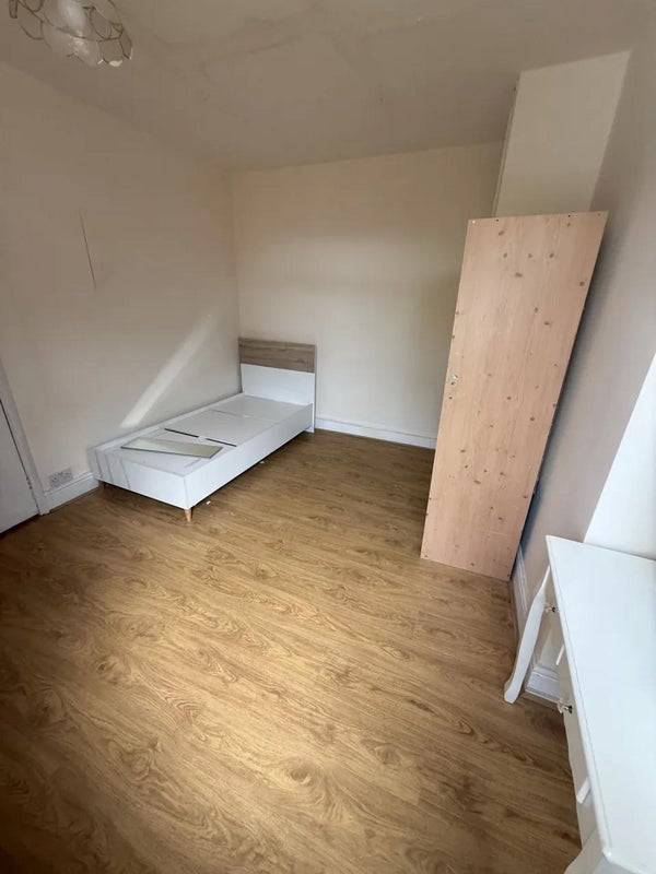 Room Henton Road in Leicester