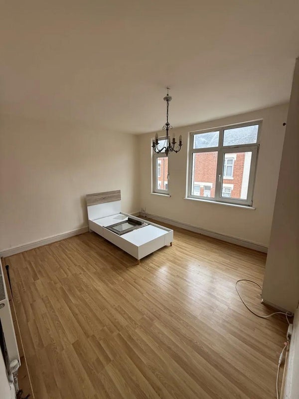 Room Henton Road in Leicester