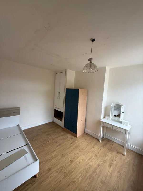 Room Henton Road in Leicester
