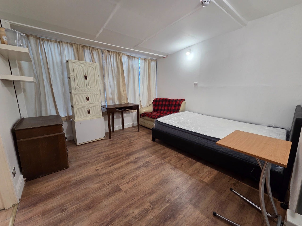 Room Strattondale Street in Greater London