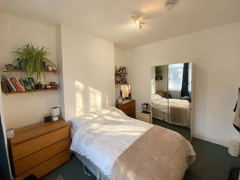 Room Bush Road in Greater London