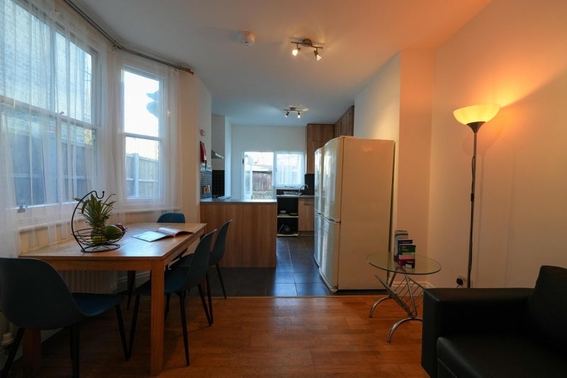 Room Bush Road in Greater London