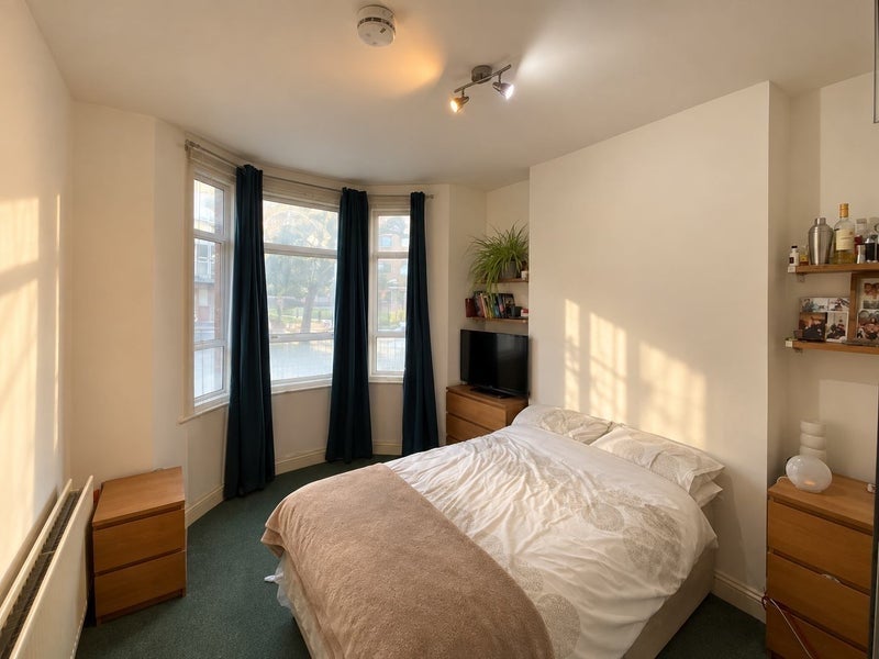 Room Bush Road in Greater London