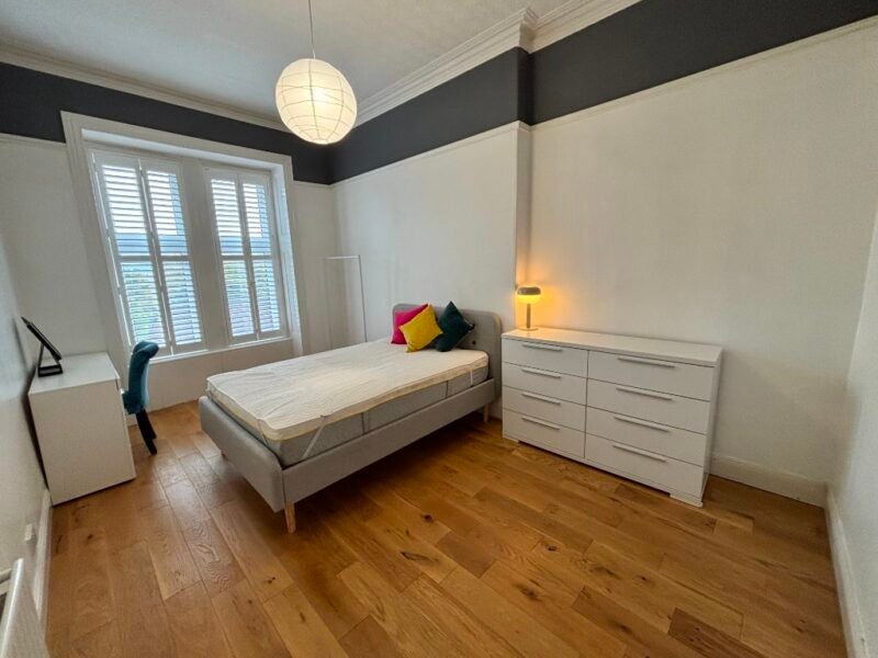 Flat Onslow Drive in Glasgow