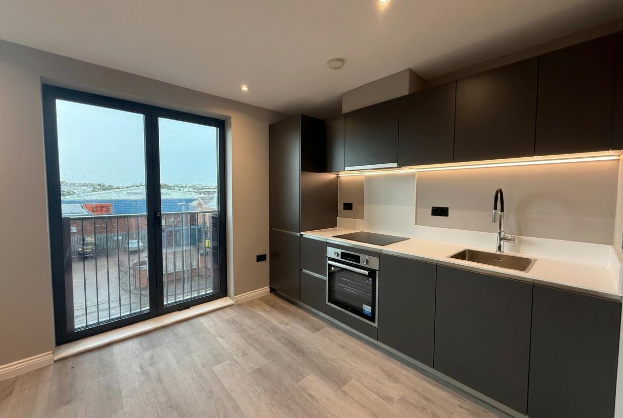 Flat Whitehall Road in Leeds