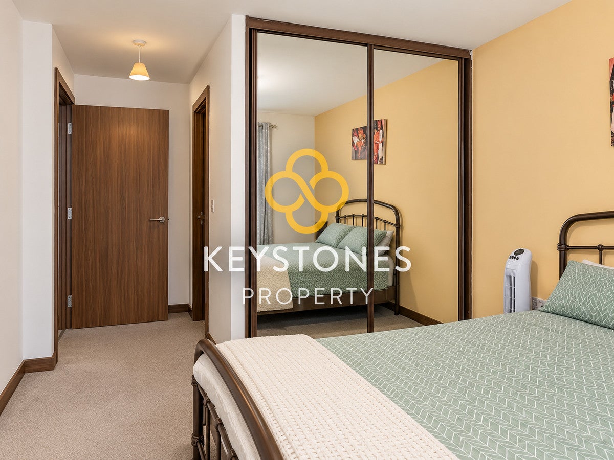 Flat Maygreen Crescent in Greater London