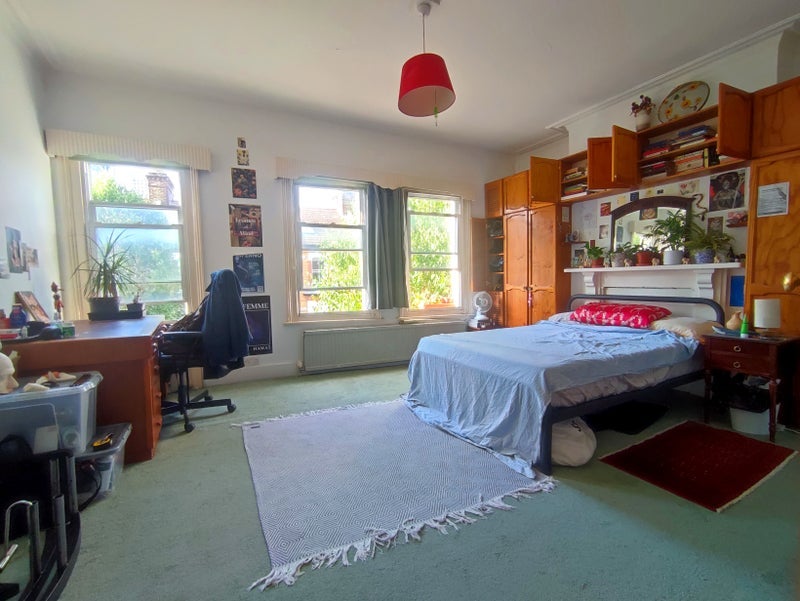 Room Heyford Avenue in Greater London