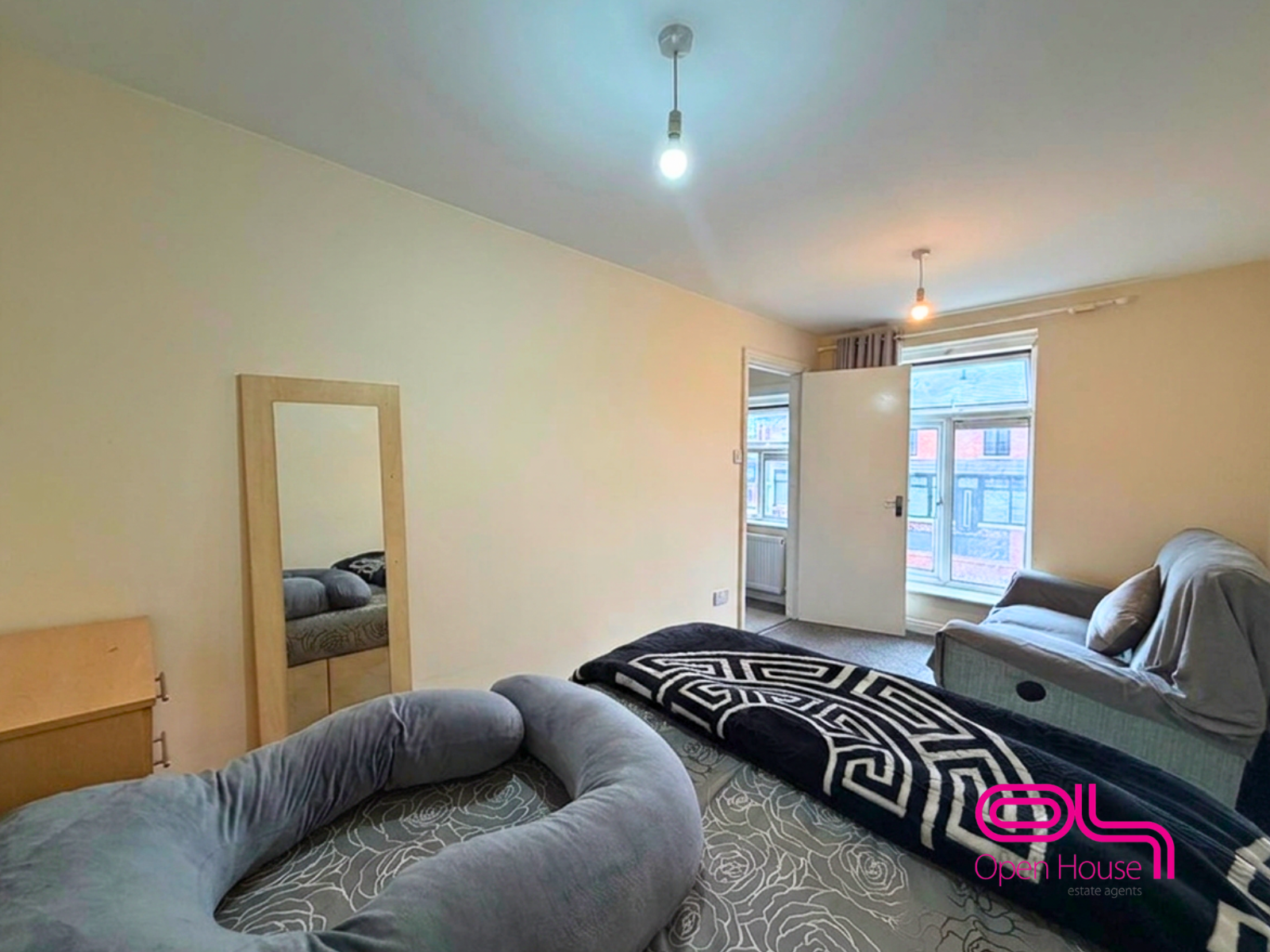 Flat Halliwell Road in Bolton