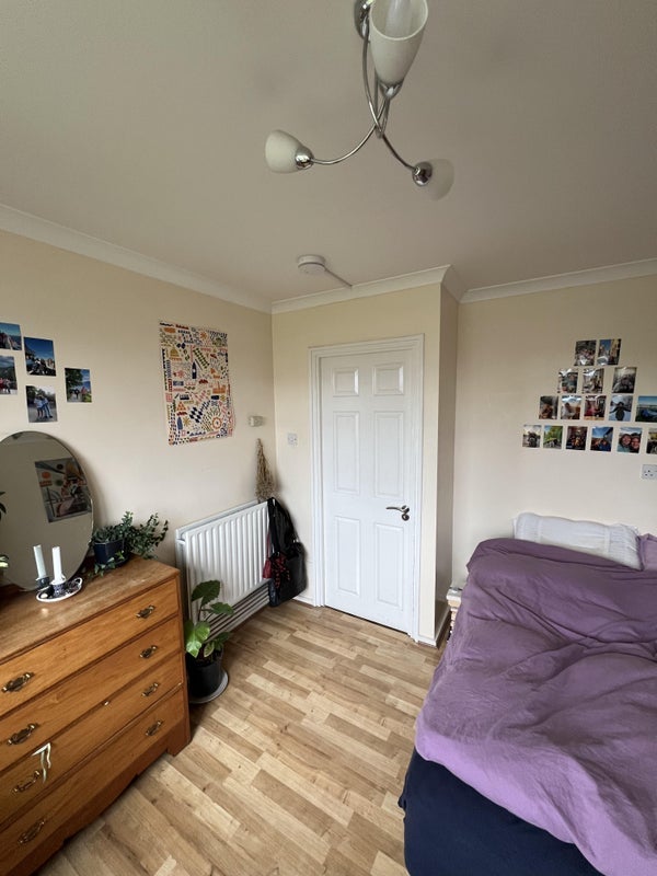 Room Mackenzie Road in Greater London