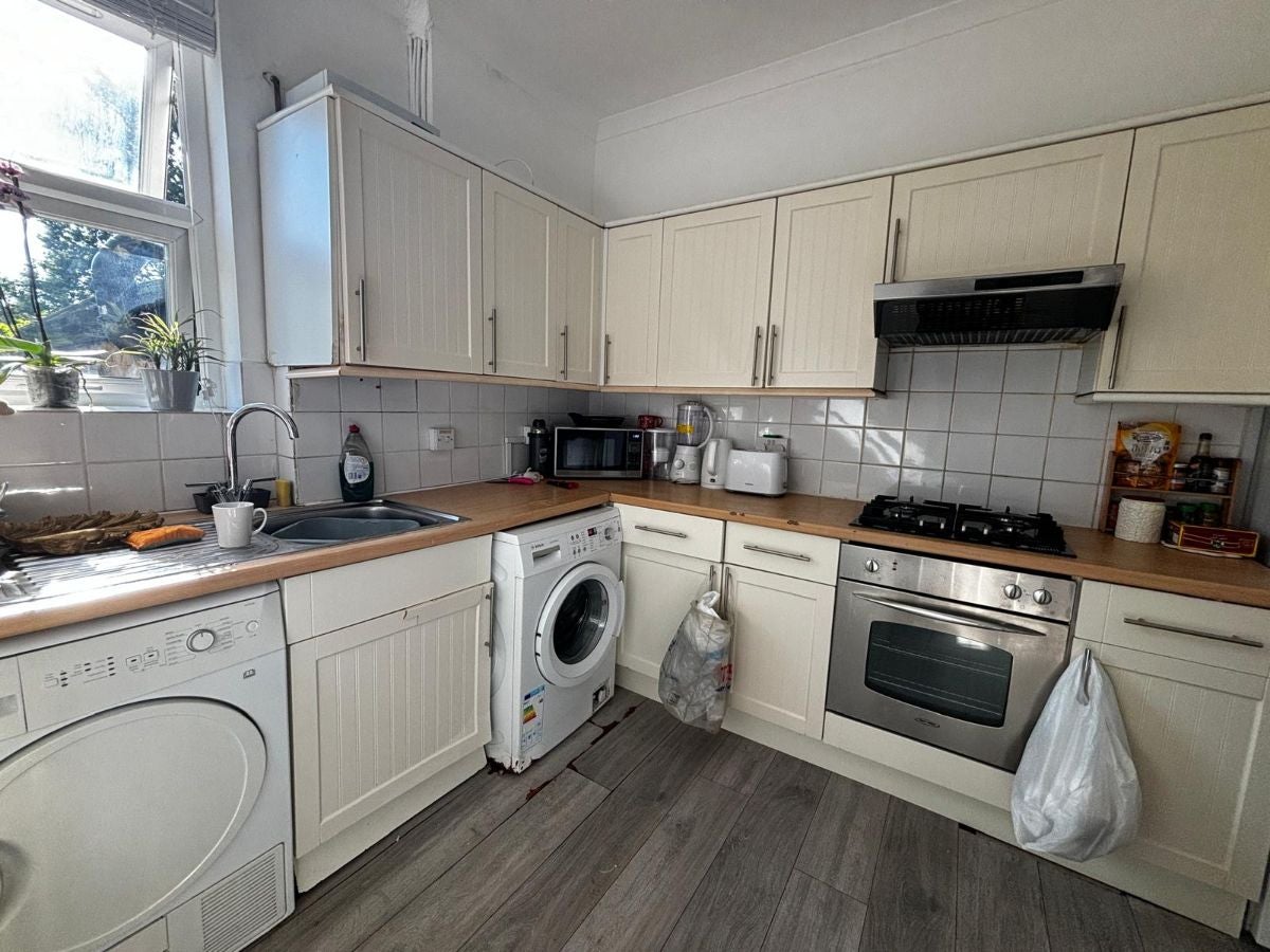 Room Sunny Gardens Road in Greater London