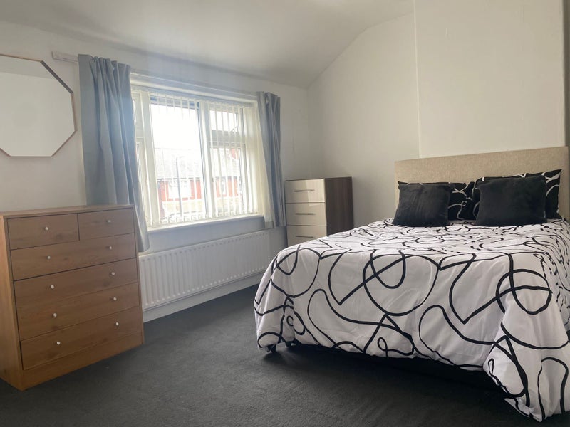 Room Cranford Avenue in Trafford