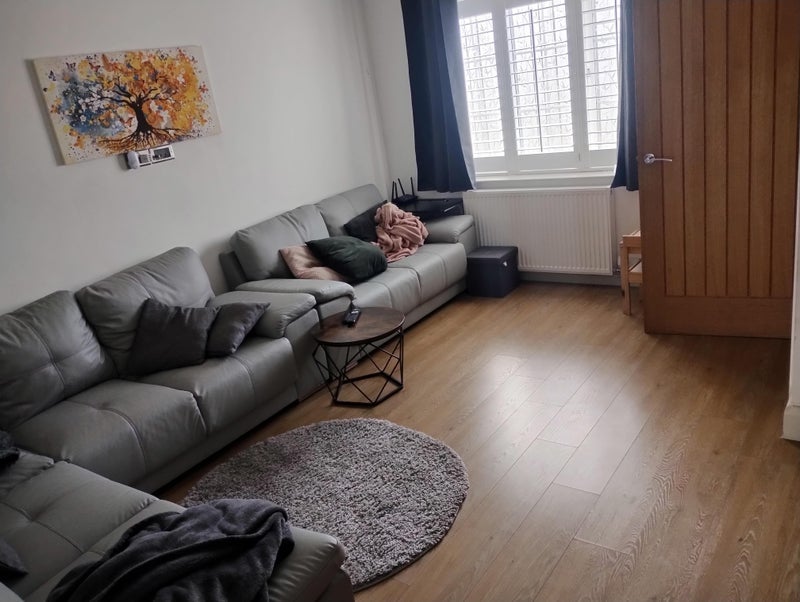 Room Ferndown Road in Manchester
